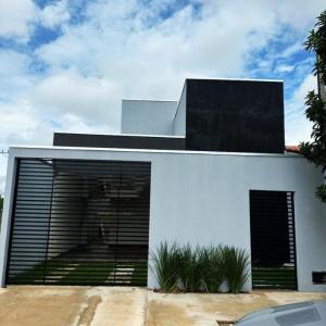 Casa para Venda no Bairro Jd. Ipê em Luís Ed. Magalhães